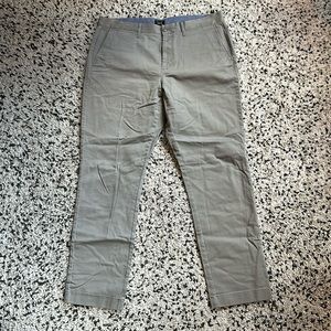 J. Crew Men’s 770 Straight-fit stretch chino pant in Grey. Size 34/30